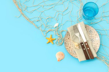 Deniz kabukları, denizyıldızı ve mavi arka planda ağ ile güzel bir masa.