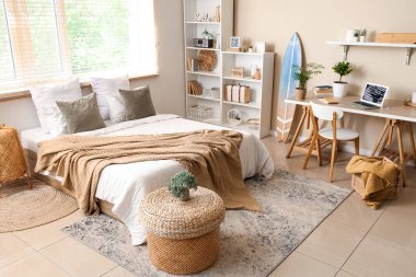 Yatak odasının içi rahat yatak odası ve geniş pencereli.