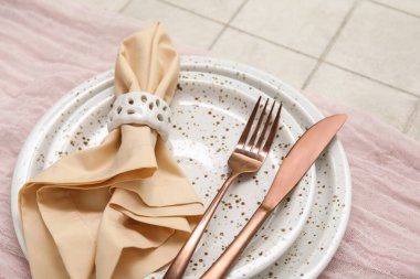 Beyaz karo zemin üzerinde güzel tablo ayarı