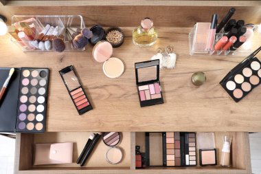 Makyaj malzemeleri soyunma odasındaki masanın üstünde.