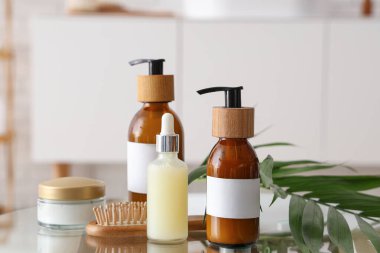 Kavanoz ve kozmetik ürünler banyoda, yakın plan.