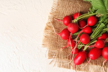 Hafif arka planda taze turplu peçete.