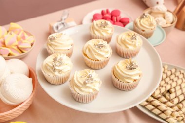 Tatlı standı, lezzetli beyaz kekler ve masadaki doğum günü partisi için diğer tatlılar.