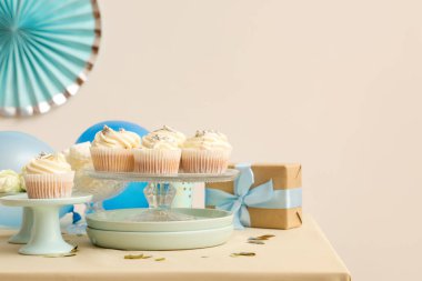 Tatlı standları, lezzetli beyaz kekler, dekor ve doğum günü partisi için diğer tatlılar masada.