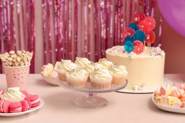 Doğum günü partisi için farklı şekerlemelerle dolu bir masa.