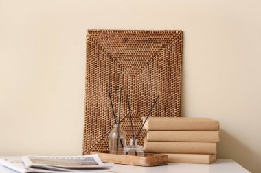 Aroma ayırıcıları, kitaplar ve dergiler oturma odasındaki masada.