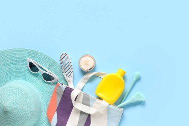 Kozmetik çantalı, şapkalı ve aksesuarlı güzel bir kompozisyon.