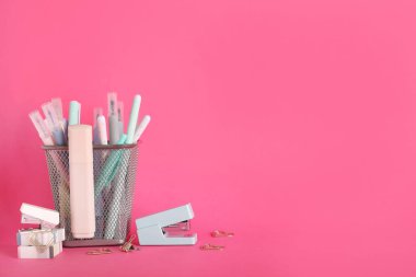 Bağlantı geçmişinde okul malzemeleri olan bir kalem tutucu