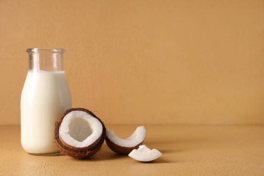 Bej arka planda bir şişe taze hindistan cevizi sütü.