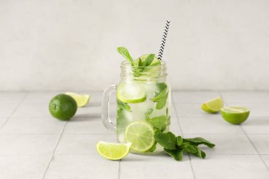 Mason kavanozu taze mojito kokteyli, limonlu ve nane şekerli beyaz fayanslı.