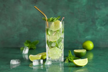 Yeşil arka planda taze mojito kokteyli ve nane şekeri.