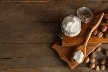 Shea tereyağı ve fındıklı kompozisyon ahşap arka planda