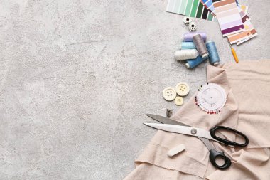 Gri arka planda düğmeleri olan aksesuarlar dikiyorum. Üst görünüm