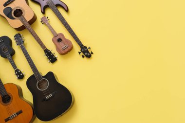 Sarı arka planda farklı gitarlar