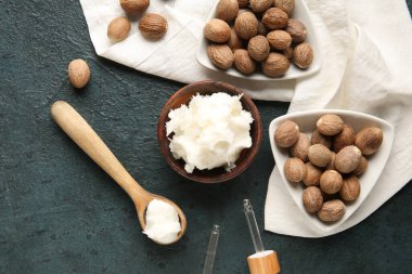 Koyu arkaplanda tereyağı ve fındık kaseleri