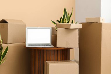 Boş dizüstü bilgisayar. Odada kutular var.