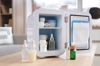 Evde kozmetik ürünleri olan küçük bir buzdolabı.
