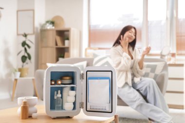 Evdeki masasında kozmetik ürünleri olan küçük bir buzdolabı açtım.