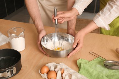 Mutfakta para aşıran mutlu genç çift.