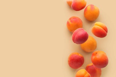 Bej arka planda uçan kayısılar