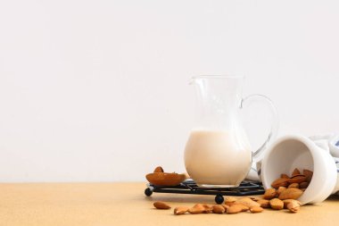 Bej masada taze badem sütü ve fındık.