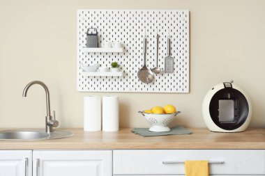 Beyaz tezgahları ve tahta tahtaları olan şık bir mutfak. Yakın çekim.