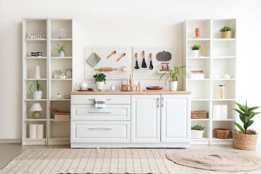 Rafa kaldırma üniteleri, mutfak tezgahı ve çivi tahtası