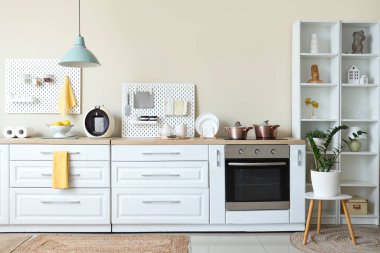 Mutfağın içinde tahta tahtalar ve beyaz tezgah.