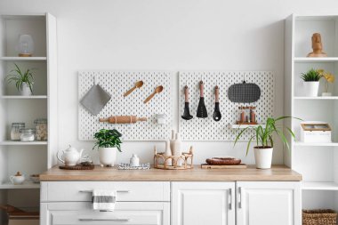 Rafa kaldırma üniteleri, mutfak tezgahı ve çivi tahtası