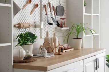 Mutfakta tahta tahtası var. Yakın çekim.