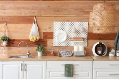 Mutfaktaki tahta duvarda beyaz tezgah ve tahta tahta tahta.