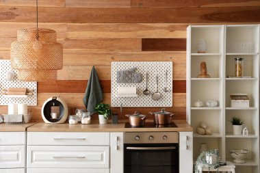 Tezgah, raf ünitesi ve ahşap duvarın yanındaki tahta tahta mutfak.