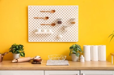 Beyaz tezgah ve tahta tahtalı şık bir mutfak.