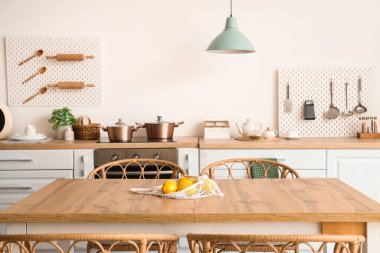 Yemek masası, tezgah ve tahta mutfak.