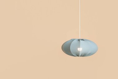 Bej arka planda gri asılı lamba