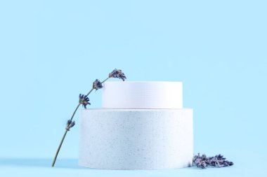 Mavi arka planda lavanta çiçekleri olan dekoratif podyumlar