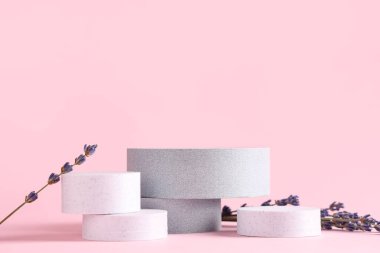 Pembe arka planda lavanta çiçekleri olan dekoratif podyumlar