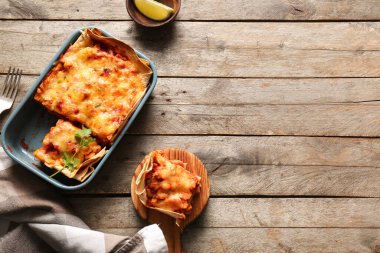 Ahşap zemin üzerinde lezzetli enchilada ile pişirme yemeği