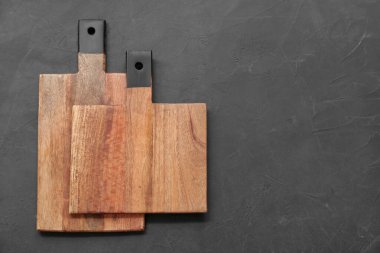 Siyah arkaplanda tahta kesme tahtaları