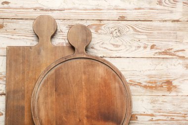 Tahta kesme tahtaları beyaz masada.