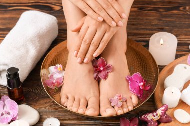 Ahşap arka planda spa tedavisi gören bir kadın.