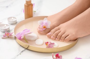 Beyaz arka planda spa tedavisi gören kadın.