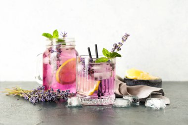 Bardak ve mason kavanozu üzerinde naneli lavanta limonatası.