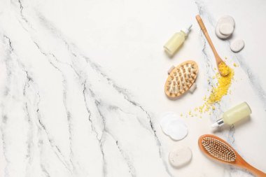 Hafif arka planda spa aksesuarları ve gerekli yağ şişeleriyle kompozisyon