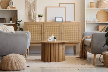 Rahat bir kanepe, koltuklar ve oturma odasındaki dekorlu kahve masası.