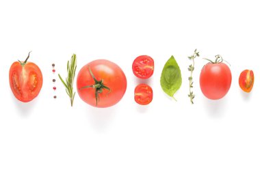 Taze kırmızı domates ve beyaz arka planda farklı baharatlar.