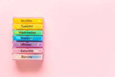 Pembe arka planda ilaç kutuları olan plastik paketler. Üst görünüm