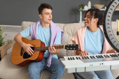 Evde gitar ve synthesizer kayıt videosu olan birkaç blog yazarı