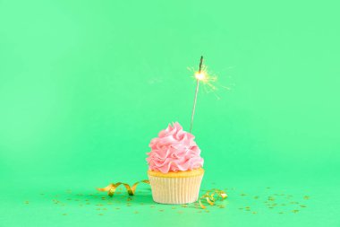 Yeşil arka planda maytaplı tatlı doğum günü keki