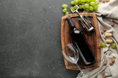 Arka planda şarap, tirbuşon, hindistan cevizi ve üzümlü kompozisyon